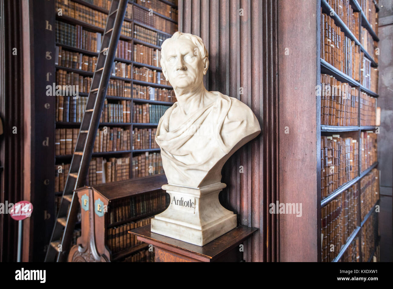 Scultura di Aristotele, la sala lunga, biblioteca del Trinity College di Dublino, Irlanda Foto Stock
