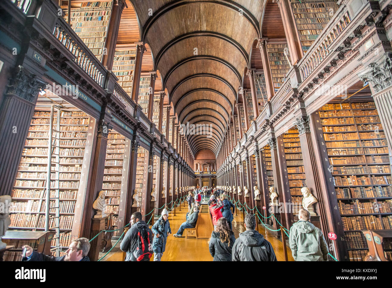 La sala lunga, biblioteca del Trinity College di Dublino, Irlanda Foto Stock