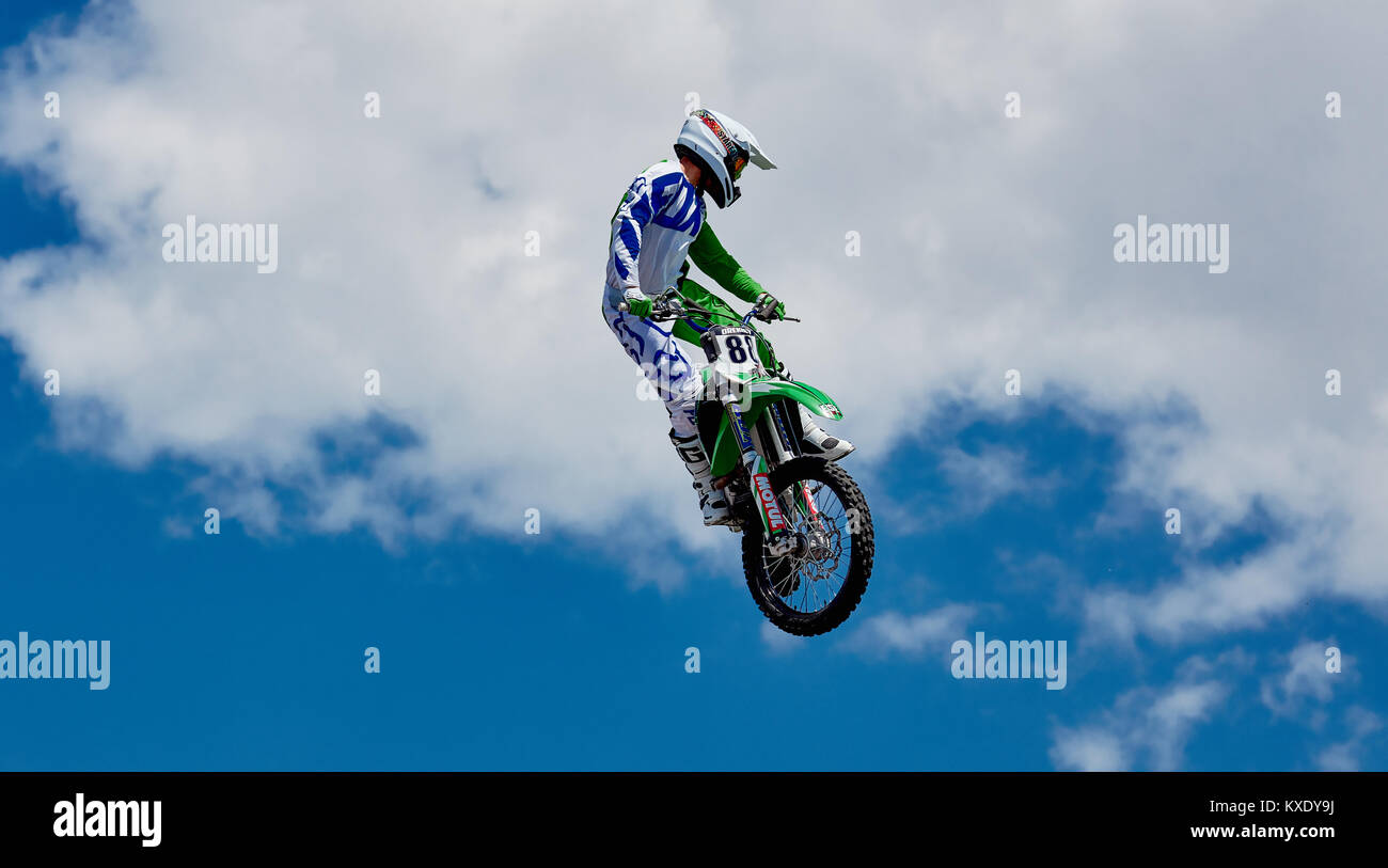 Professional pilota al FMX (Freestyle Motocross) fare un salto acrobatico al motorshow. Rostov Drive Visualizza 2017. 28.05.2017, Rostov-on-Don, in Russia Foto Stock