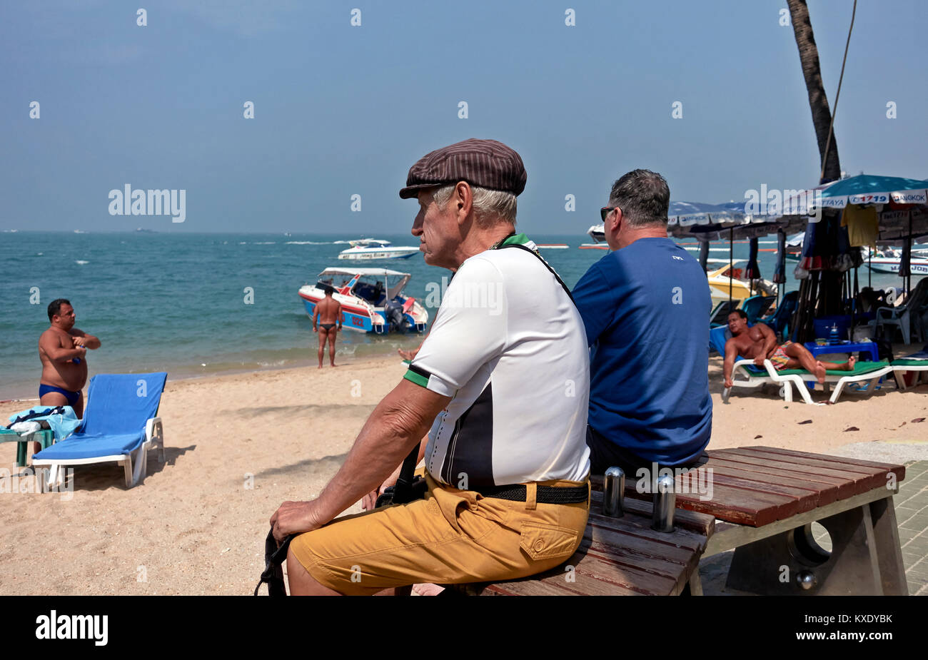 Passando il tempo della giornata in spiaggia di Pattaya, Thailandia del sud-est asiatico Foto Stock