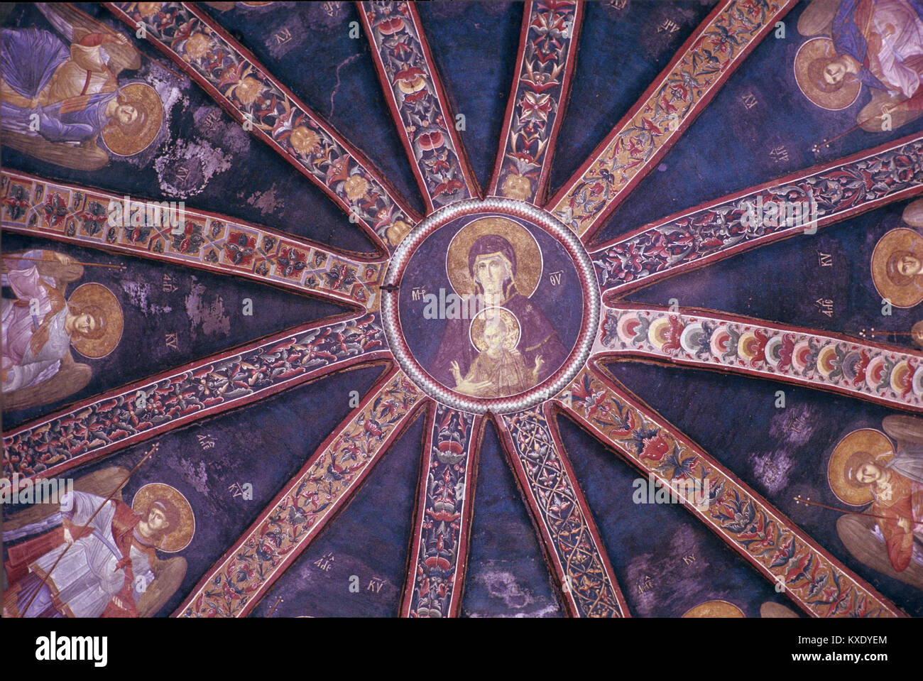 Affresco bizantino della Vergine Maria e il bambino o neonato Gesù circondato dagli angeli in Occidente Cupola della Cappella laterale del bizantina ortodossa greca Chiesa di Chora o chiesa del Santissimo Salvatore in Chora, Istanbul, Turchia Foto Stock