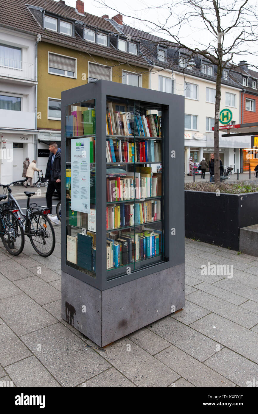 L'Europa, in Germania, in Renania settentrionale-Vestfalia, Colonia, libreria pubblica sulla piazza Maternus nel quartiere Rodenkirchen, una libreria pubblica è un armadio Foto Stock