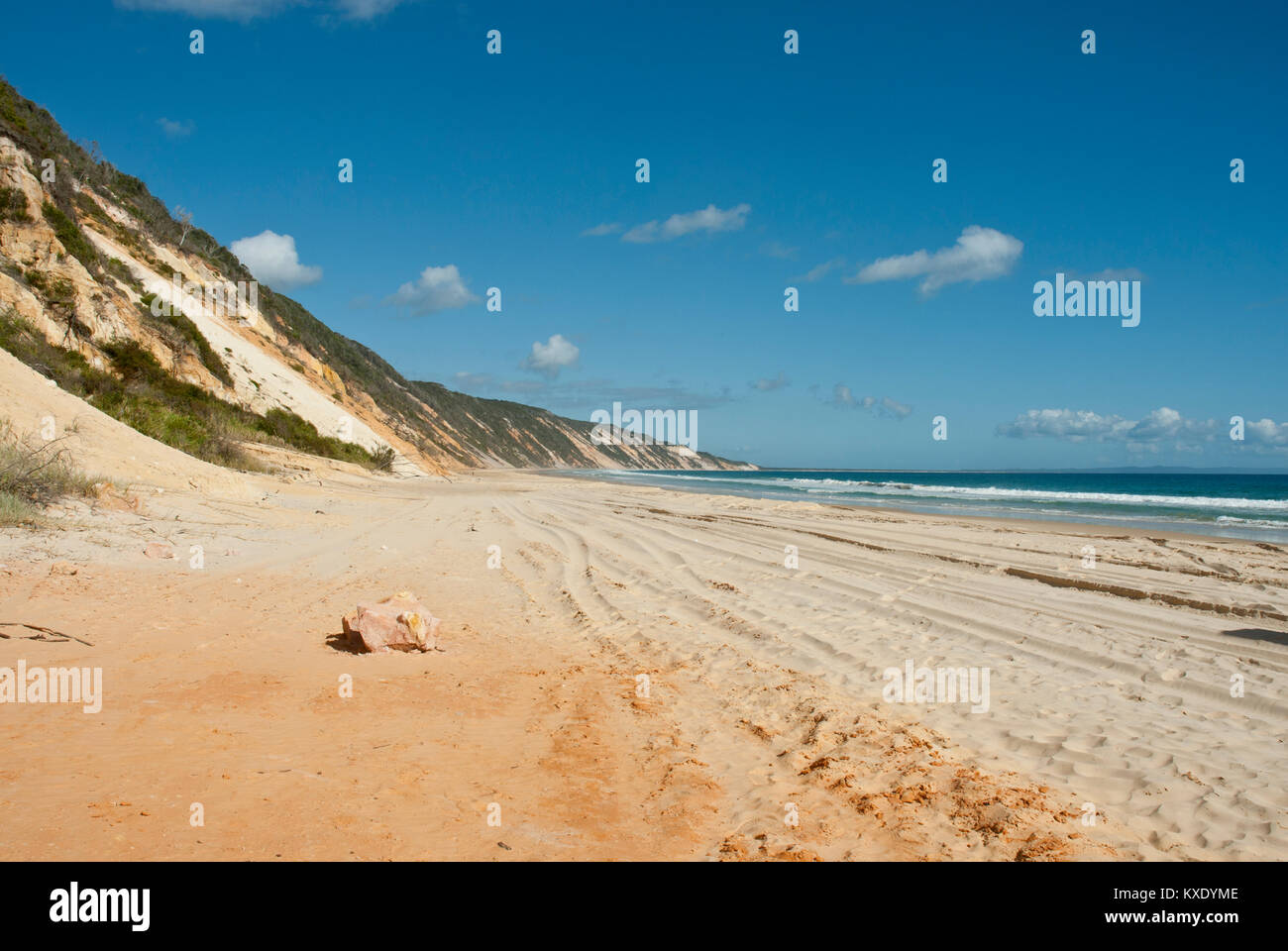 Le sabbie dorate di 75 miglia di spiaggia che si estende all'orizzonte con sandbank, mare e cielo blu Foto Stock