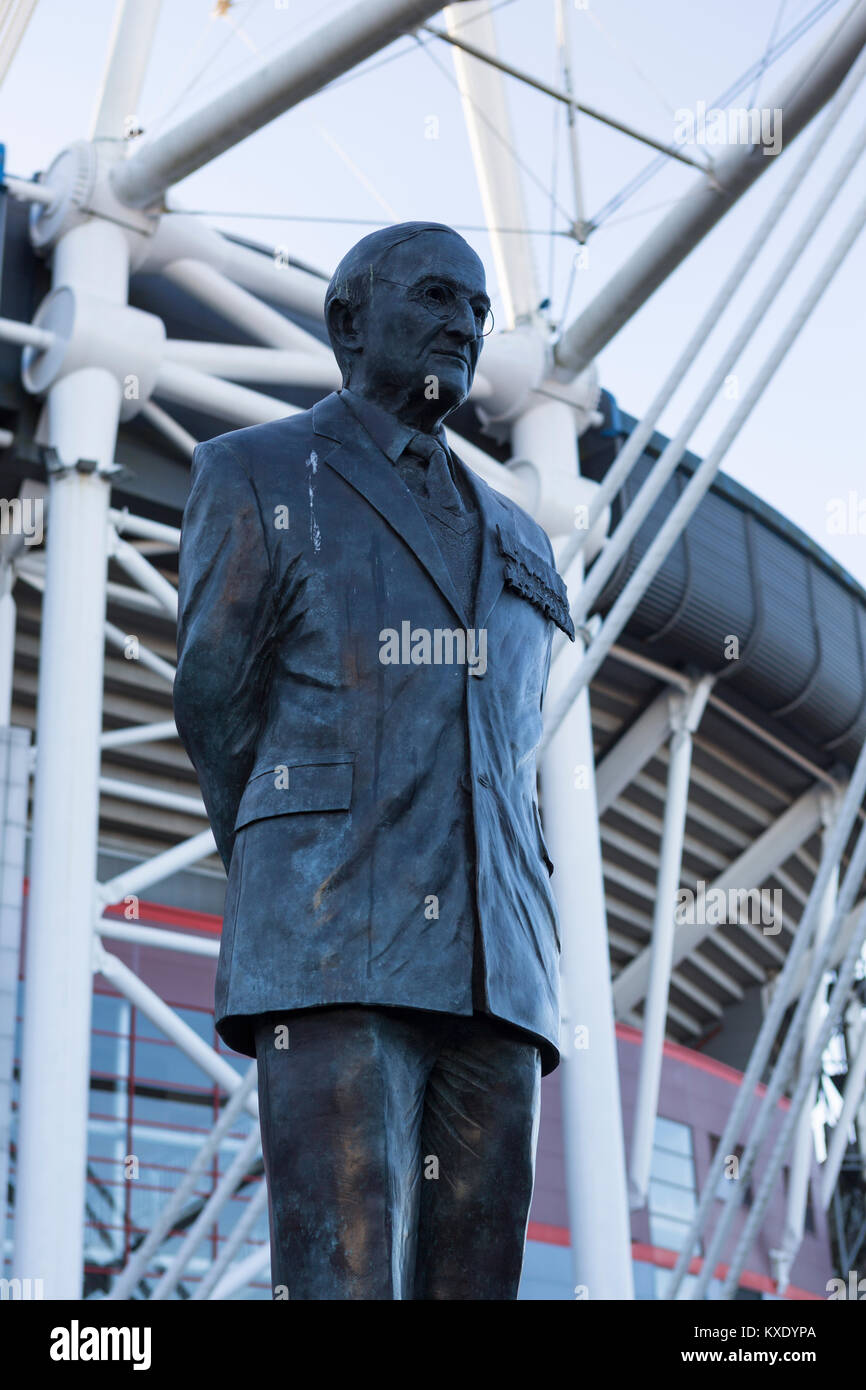 Ex Welsh Rugby Union Presidente Tasker Watkins nella parte anteriore del Millenium / Principato Stadium Cardiff Foto Stock