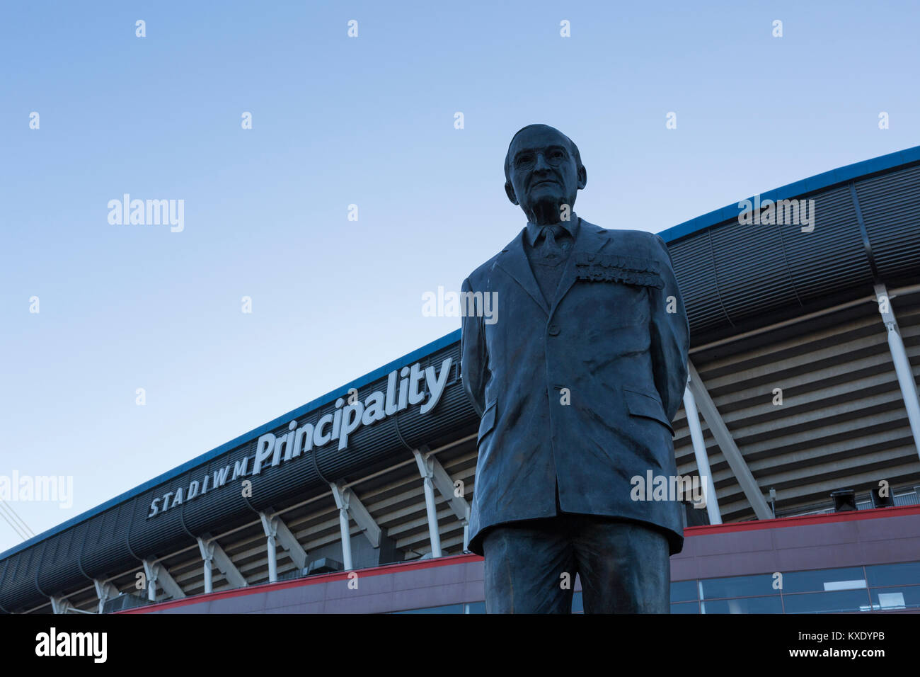 Millenium / Principato segno Stadium di Cardiff con statua di ex Welsh Rugby Union Presidente Tasker Watkins Foto Stock