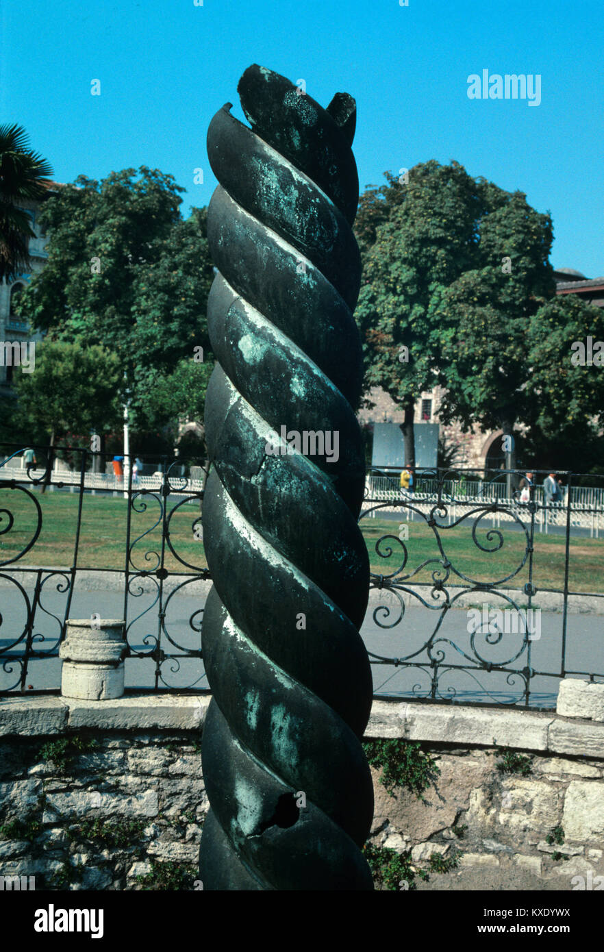 Il Greco antico serpente Colonna, aka Colonna Serpentina, Plataen treppiede o Delphi treppiede, una colonna di bronzo e Treppiede sacrificale, nell'Ippodromo, Istanbul, Turchia. La colonna sorgeva originariamente nell'antica città greca di Delphi, la Grecia in cui un esemplare è stato installato nel 2015.. Foto Stock