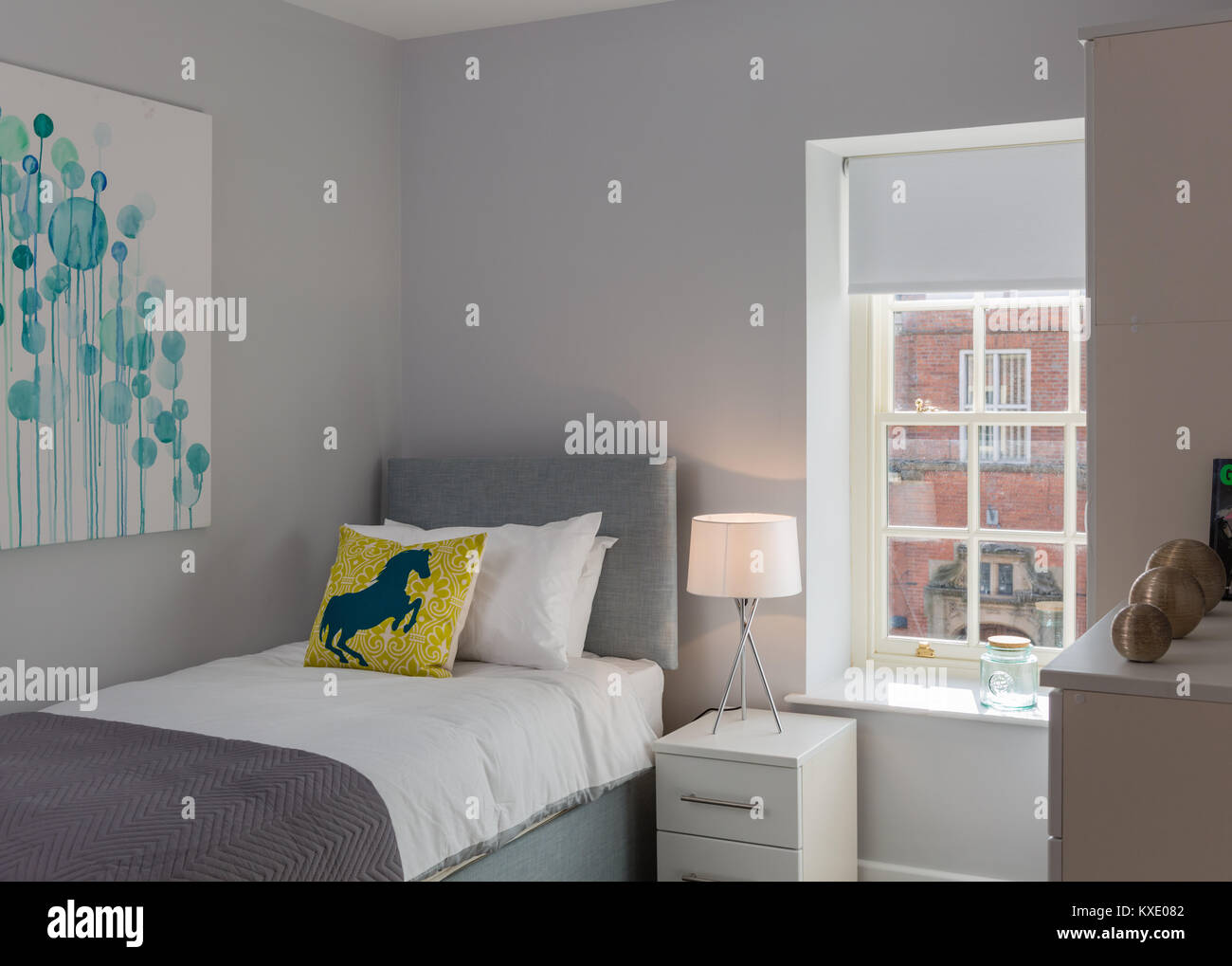 Moderno, pulito ed elegante camera da letto singolo Foto Stock