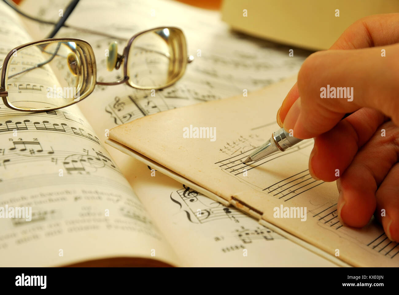 Scrittura su un antico manoscritto musicale effetto seppia. Per concetti come la composizione di musica e creatività. Foto Stock