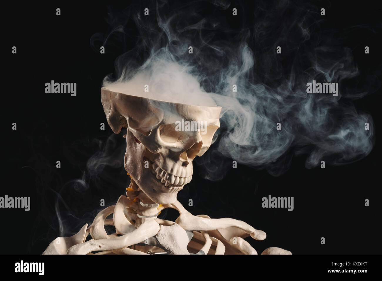 Lo scheletro con fumo di aprire il cranio, mente aperta concept Foto Stock