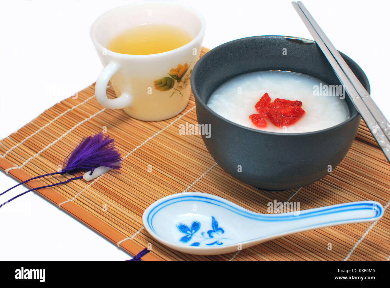 In stile asiatico sana colazione consistente di porridge e tè verde. Un simbolo di cinese o giapponese di cultura, patrimonio e uno stile di vita sano. Foto Stock