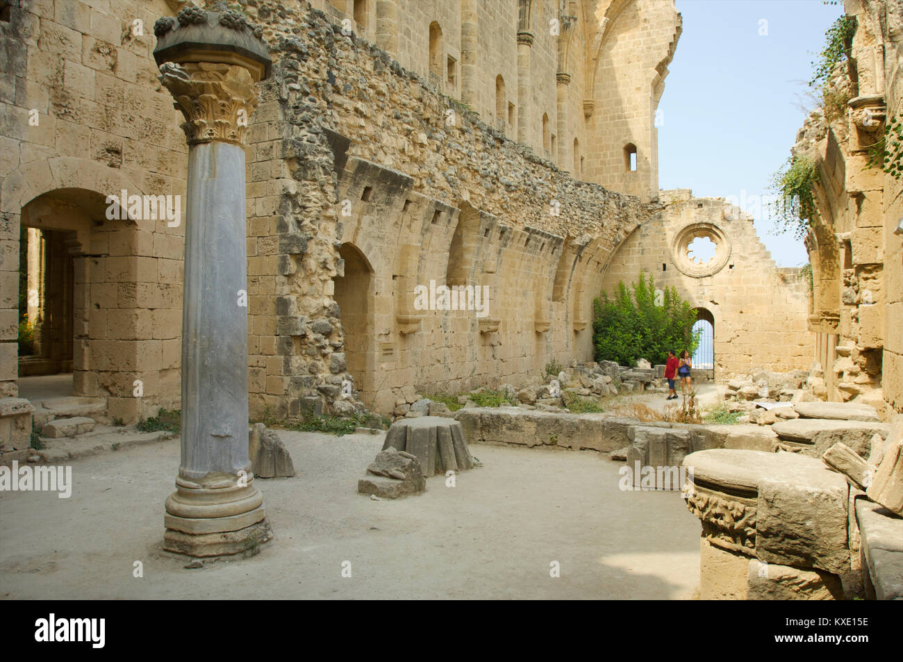 La vecchia parte di Abbazia Bellapais rovina con la gente che si guarda intorno, Cipro Foto Stock