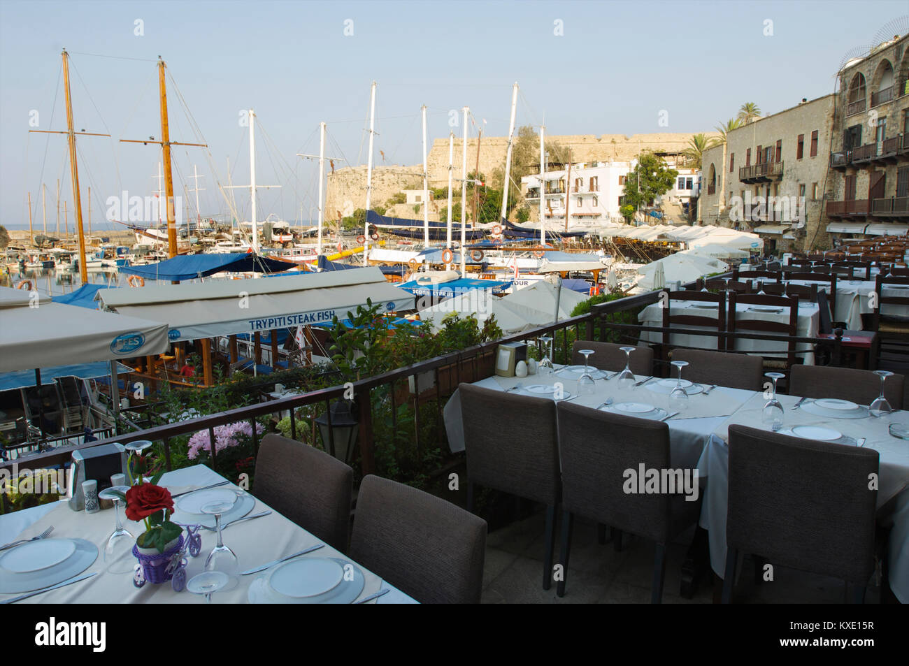 L'area del porto di Kyrenia con tabelle vuote nei ristoranti, Cipro Foto Stock