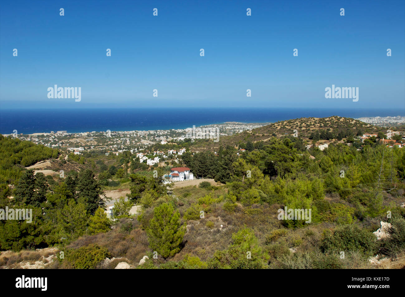 Vista sulla città di Kyrenia e il mare dal villaggio di Karmi, Cipro del Nord Foto Stock