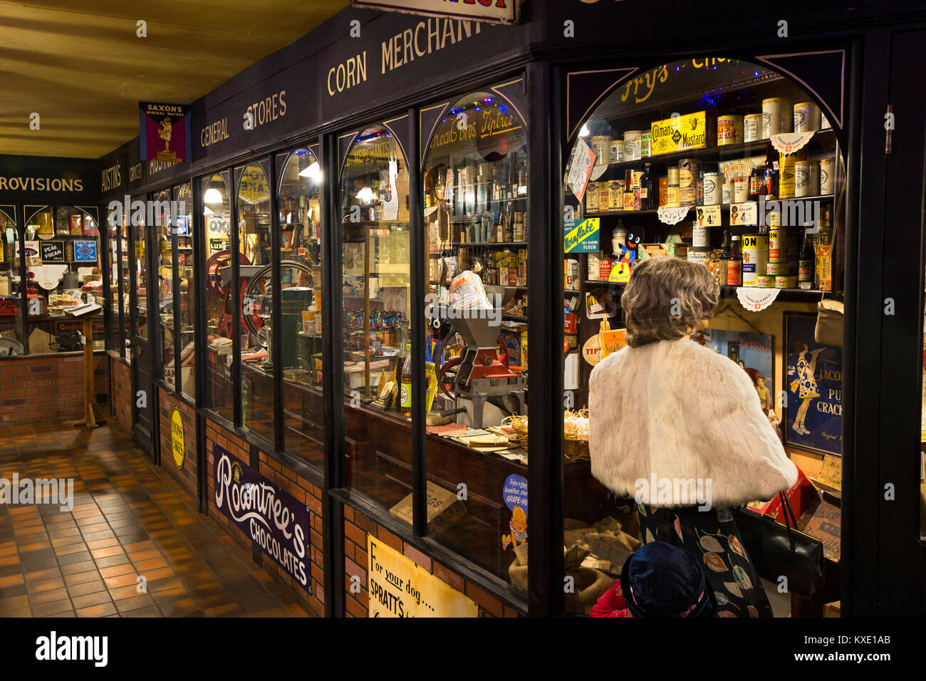 Regno Unito, Inghilterra, Cheshire, Nantwich, Ospedale Street, a Welch (Austin) passato Shop display Foto Stock