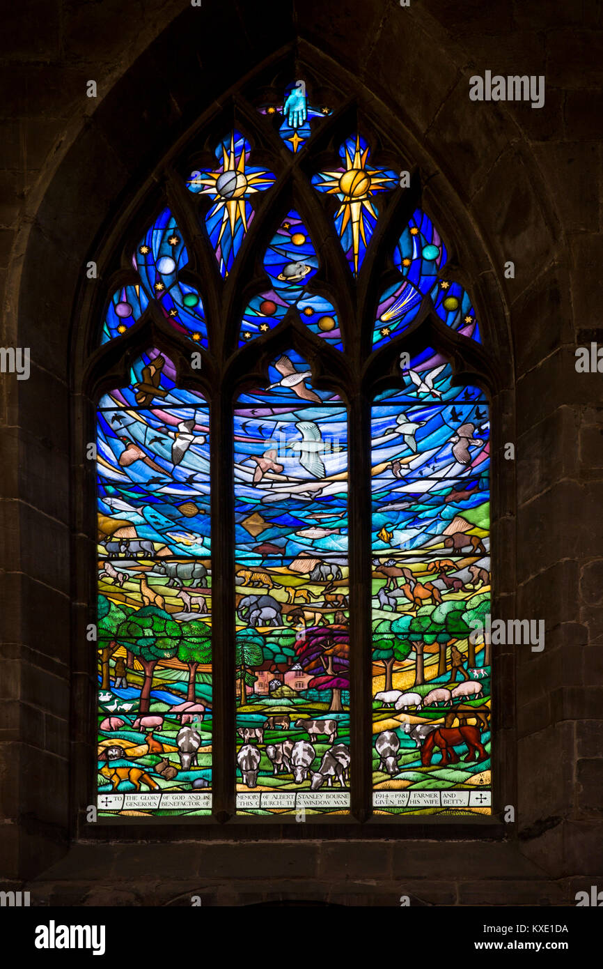 Regno Unito, Inghilterra, Cheshire, Nantwich, Chiesa di Santa Maria, 1986 Albert Bourne Creazione finestra memoriale di Michael Farrar-Bell Foto Stock