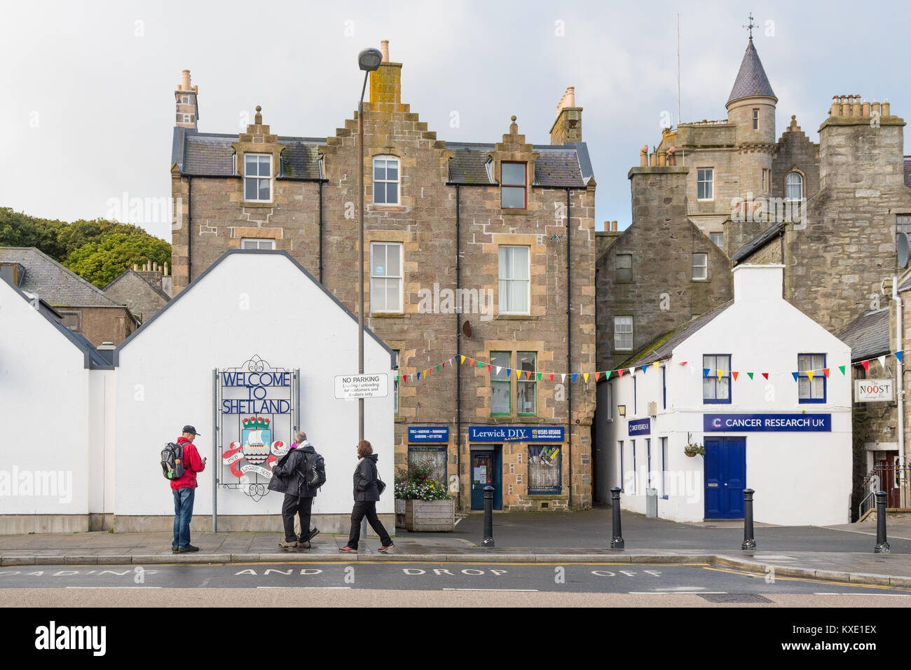 I turisti fotografare Welcome to Shetland segno nella città di Lerwick, isole Shetland, Scotland, Regno Unito Foto Stock
