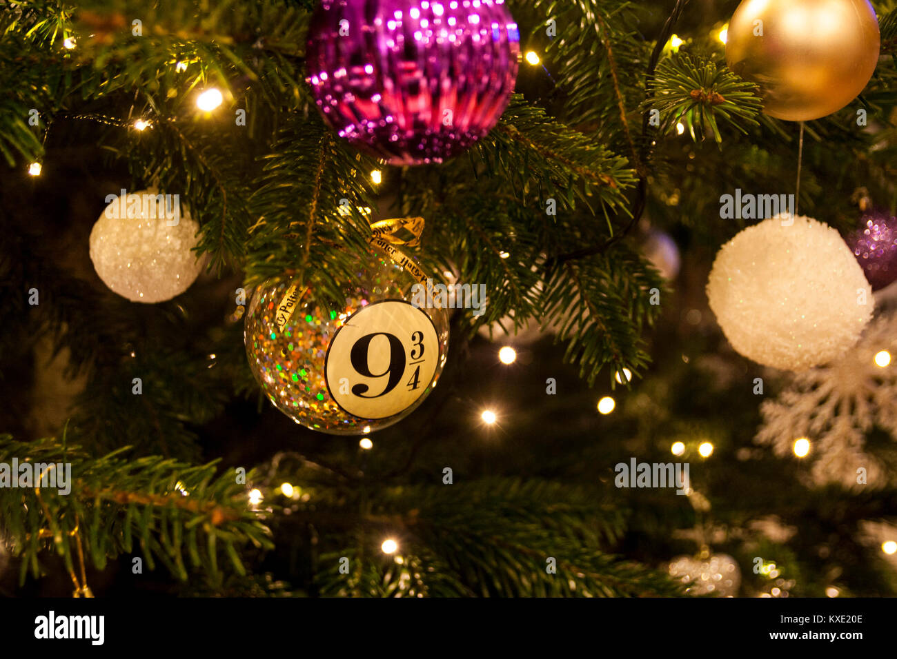 Vero e proprio albero di Natale decorazioni, baubles, harry potter  decorazione magic concetto piattaforma 9 3/4 Foto stock - Alamy