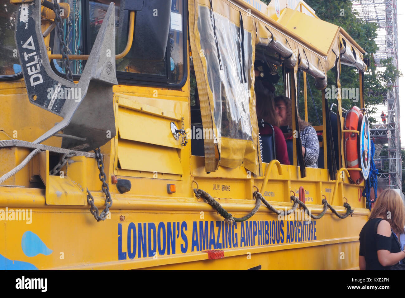 Vista di un London Duck Tour veicolo anfibio, South Bank di Londra Foto Stock