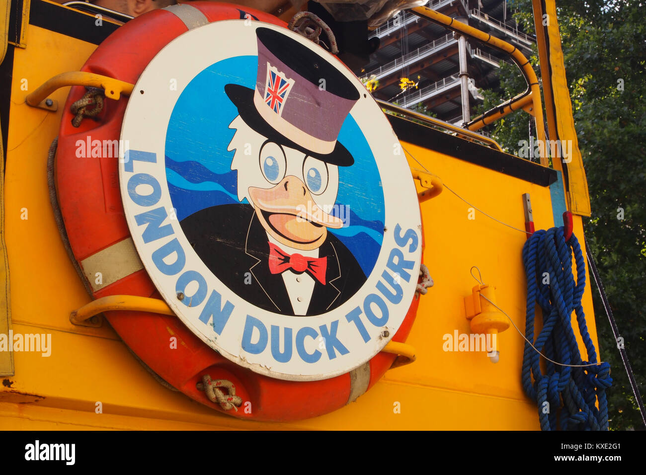 Vista di un London Duck Tour veicolo anfibio, South Bank di Londra Foto Stock