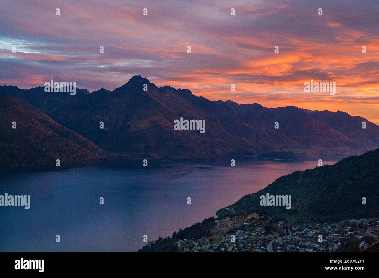 Attivo, avventura, autunno, sfondo, bella città, cityscape, nuvole colorate, colori, scoprire, sera, colline, vacanze, lago, terra, punto di riferimento, Foto Stock