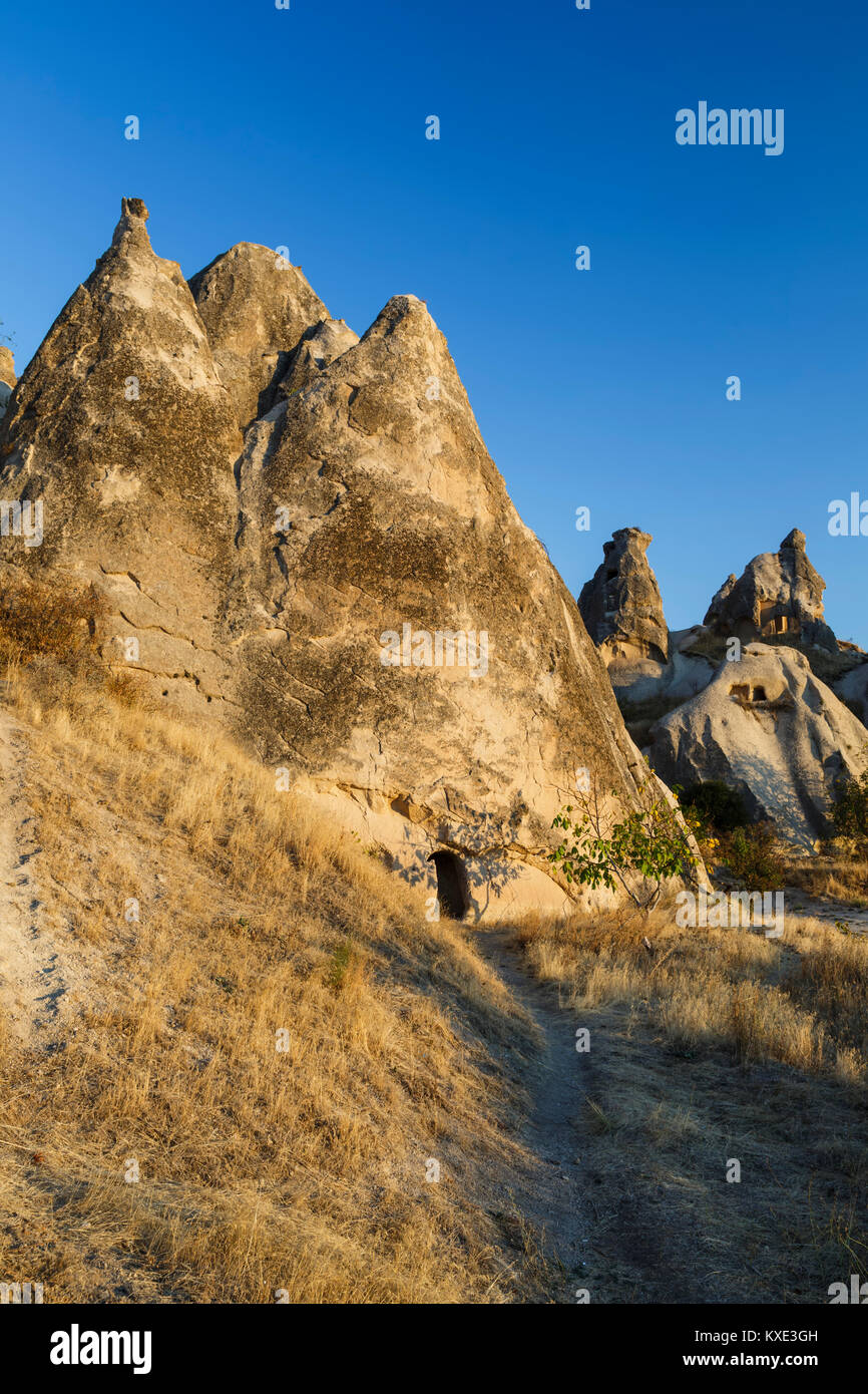 Dweilings nei camini di fata, spade Valley (Meskendir), vicino a Goreme, Cappadocia, Turchia Foto Stock