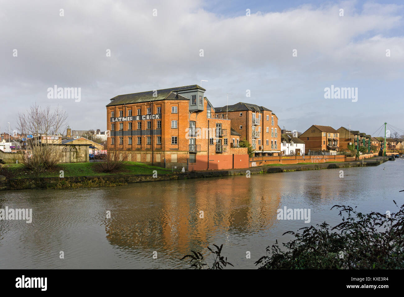 Una vista sul fiume Nene per un vecchio mulino di grano che ospitava i mercanti di mais Latimer & Crick; poiché convertito in appartamenti, Northampton, Regno Unito Foto Stock