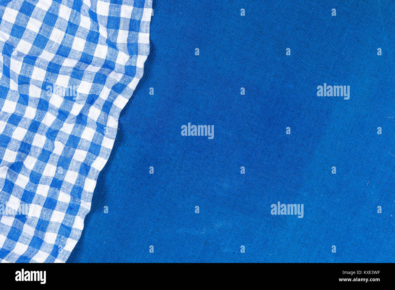 Blu tovagliolo a scacchi sul panno blu sfondo, vista dall'alto Foto Stock