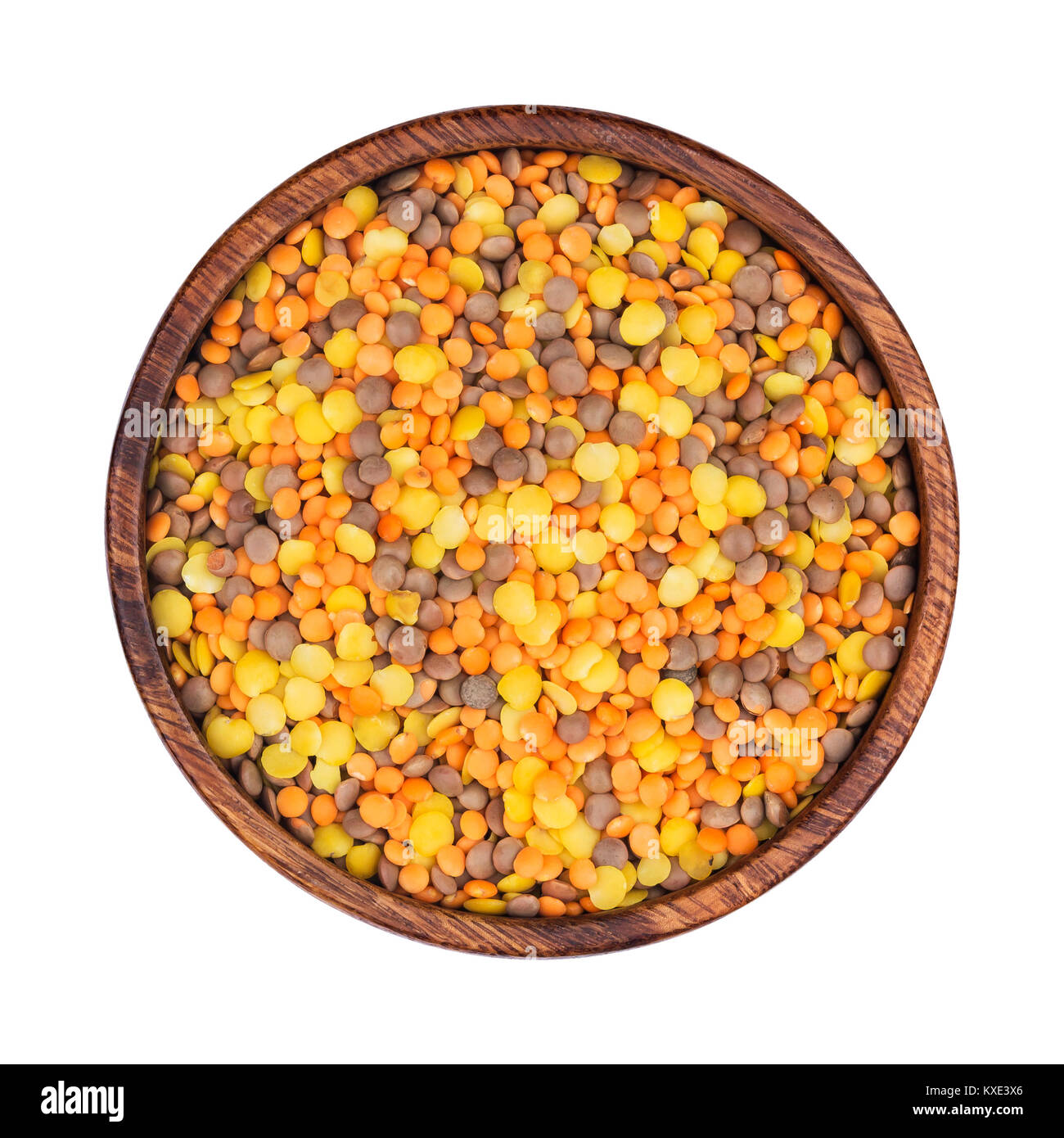 Lenticchie mescolare nella ciotola di legno isolato su sfondo bianco. Miscelati rosso, giallo e marrone e le lenticchie. Vista superiore Foto Stock
