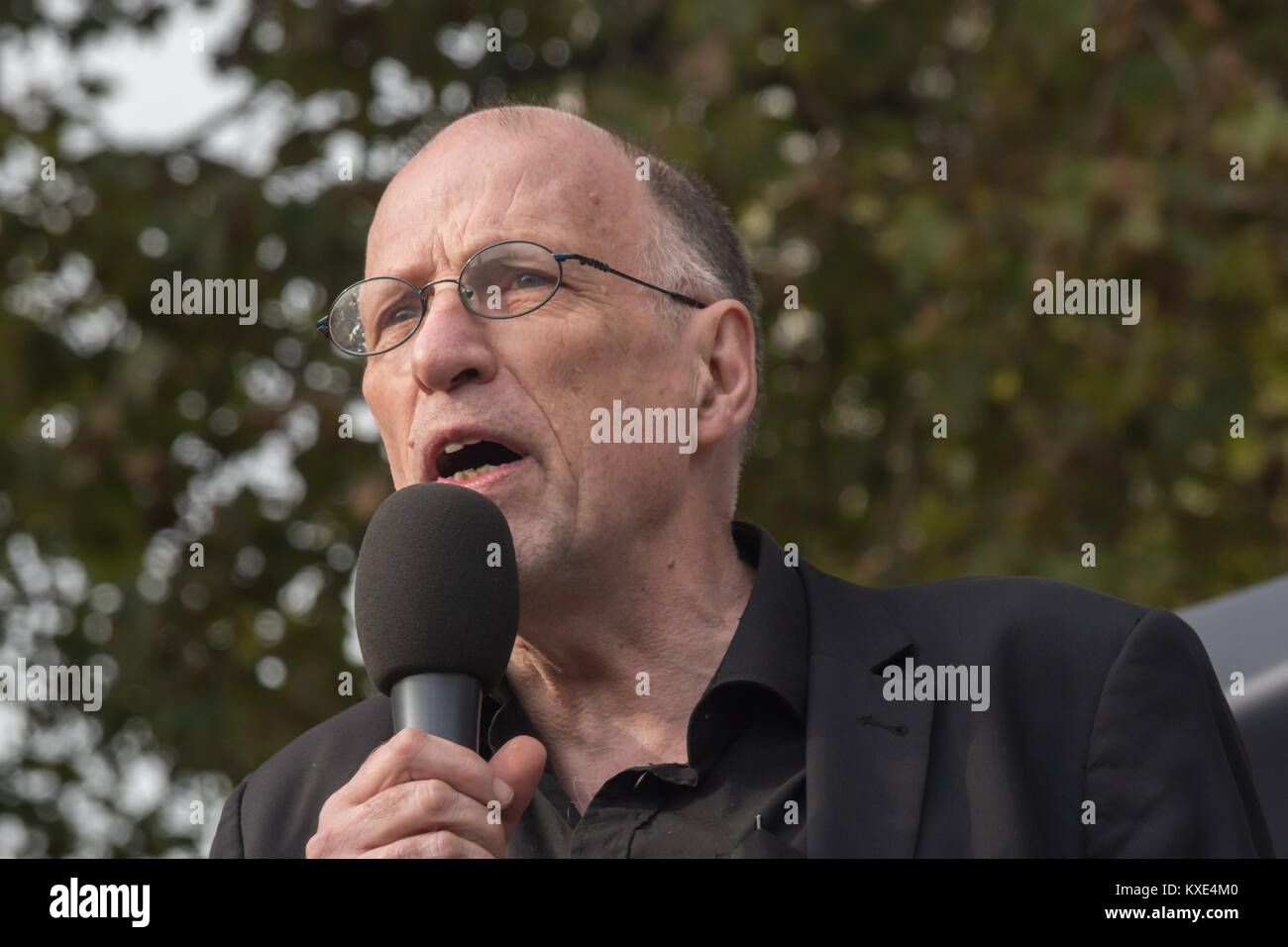 John Stewart di HACAN parlando in piazza del Parlamento al rally contro una terza pista a Heathrow Foto Stock