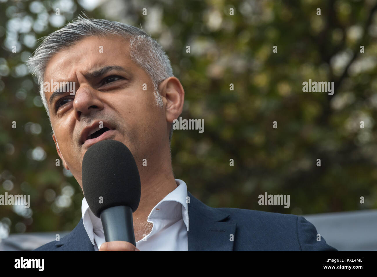 Sadiq Khan MP, candidato del lavoro per il sindaco di Londra che parla in piazza del Parlamento al rally contro una terza pista a Heathrow Foto Stock