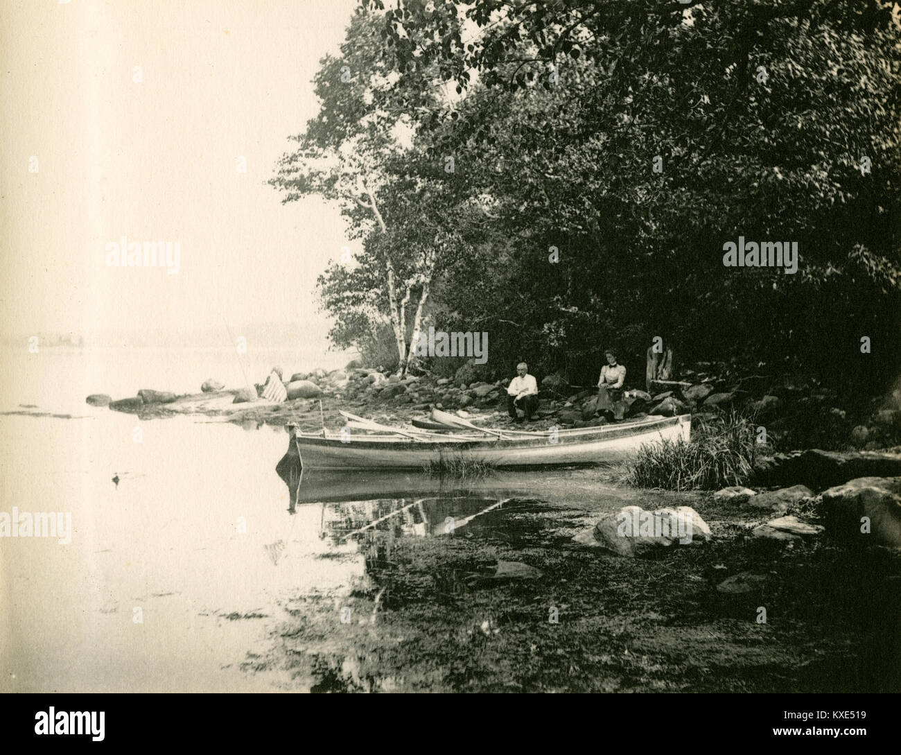 Antique circa 1905 fotografia, canotto su una spiaggia rocciosa sul fiume Sasanoa. La posizione è in o vicino a Riggsville (ora Robinhood), Maine in Sagadahoc County, Stati Uniti d'America. Foto Stock
