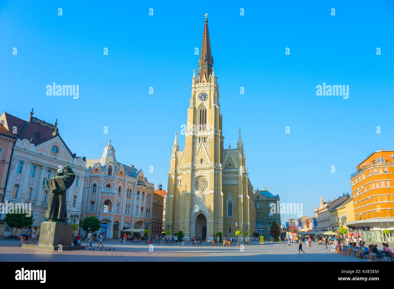 NOVI SAD SERBIA - Agosto 26, 2017: persone presso la Piazza della Libertà. Novi Sad è la seconda città più grande della Serbia. Foto Stock
