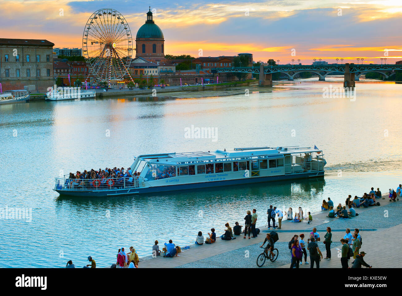 Tolosa, Francia - Agosto 13, 2107: la gente alla diga di Toulouse al tramonto. Tolosa è una città nella parte sud-ovest della Francia, vicino ai Pirenei, capitale Foto Stock