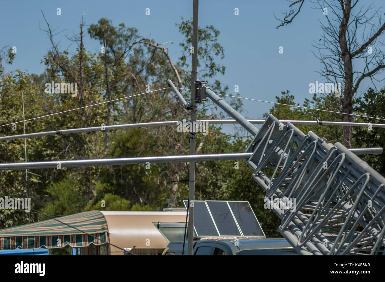Antenna a fascio impostato su una torre portatile per la radio di prosciutto campo giorno operazioni. Foto Stock