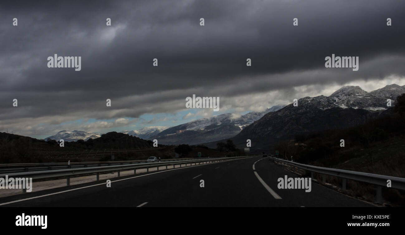 Percorso. Strada in Spagna. Spagnolo paesaggio di montagna. La foto è stata scattata - 7 gennaio 2018. Foto Stock