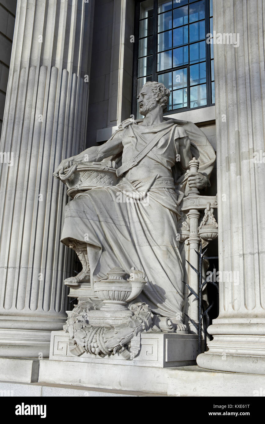 10 Trinity Square è una Grade II * listed building a Londra, Regno Unito. Ex sede del porto di Londra autorità. Merchant statua. Tower Hill Foto Stock