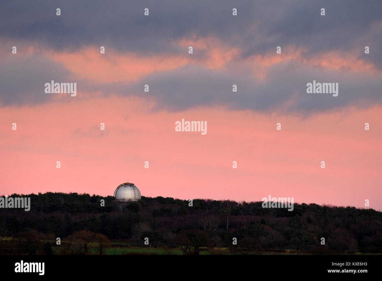 Ex Royal Observatory di Greenwich cupola a Herstmonceux, East Sussex, al tramonto. La cupola alloggiato il Isaac Newton 100 pollici telescopio. Foto Stock