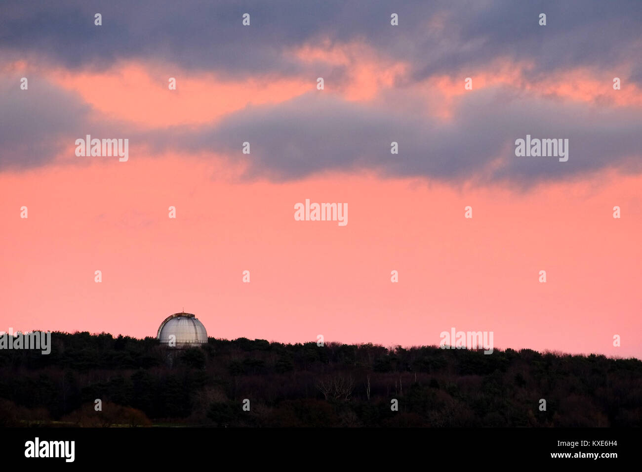 Ex Royal Observatory di Greenwich cupola a Herstmonceux, East Sussex, al tramonto. La cupola alloggiato il Isaac Newton 100 pollici telescopio. Foto Stock