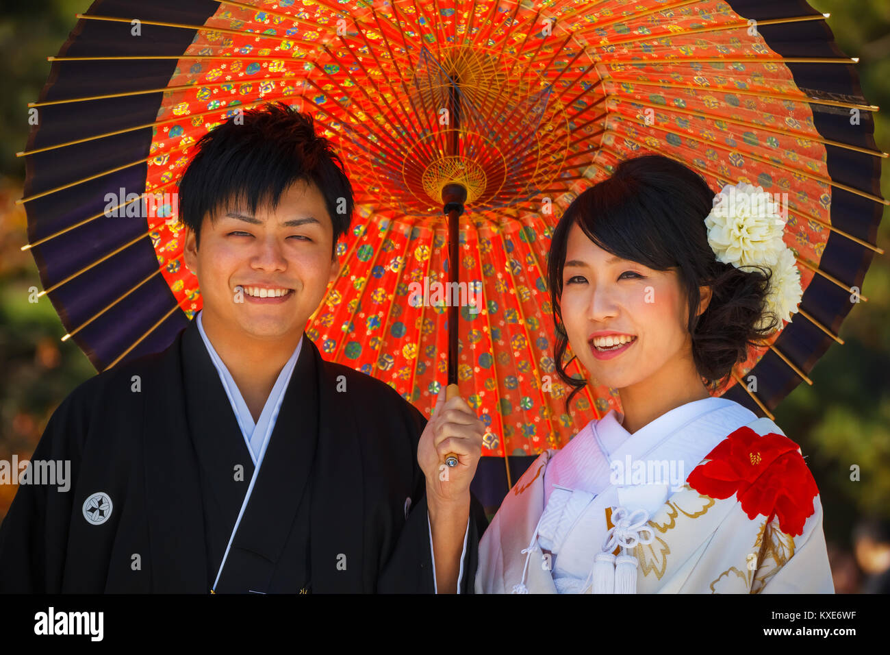 KYOTO, Giappone - 19 novembre: coppia giapponese a Kyoto, in Giappone il 19 novembre 2013. Unidentified lo sposo e la sposa abito costumi tradizionali per loro abbiamo Foto Stock