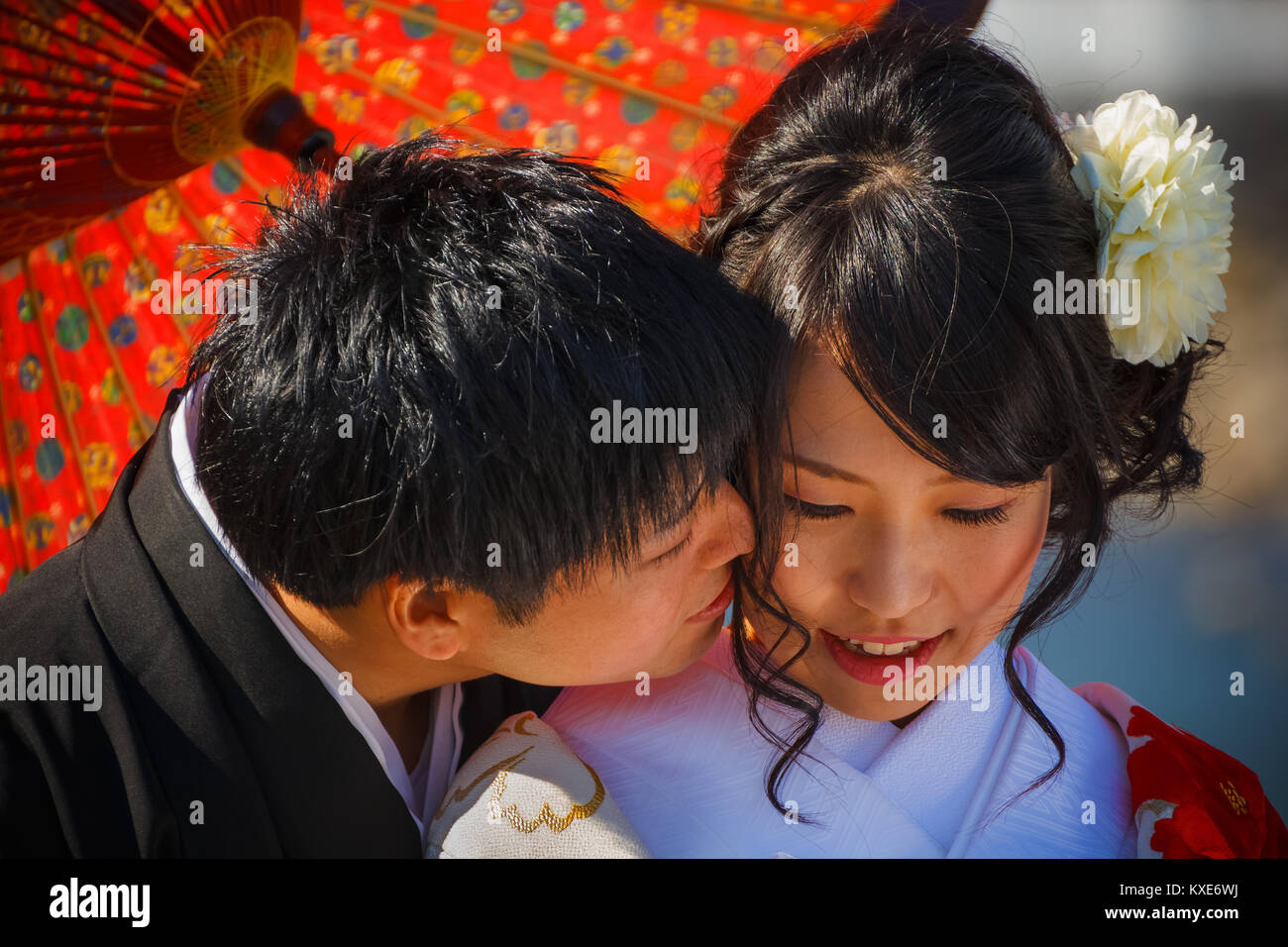 KYOTO, Giappone - 19 novembre: coppia giapponese a Kyoto, in Giappone il 19 novembre 2013. Unidentified lo sposo e la sposa abito costumi tradizionali per loro abbiamo Foto Stock