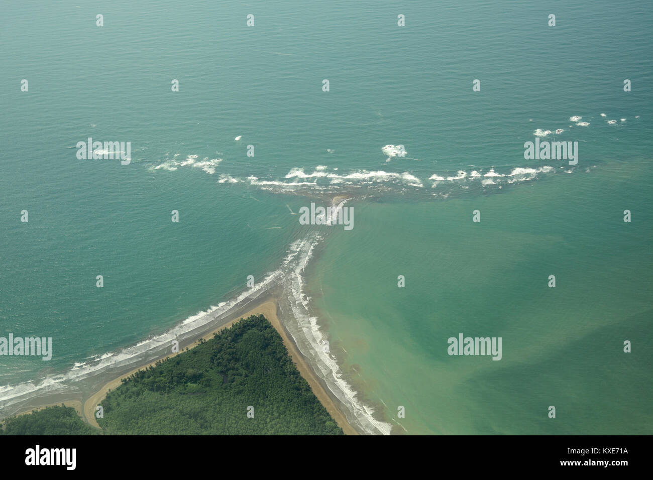 Una veduta aerea della balena della coda, a forma di coda di formazione di roccia e di attrazione turistica sulla costa del Pacifico di Costa Rica vicino alla città di Uvita. Foto Stock