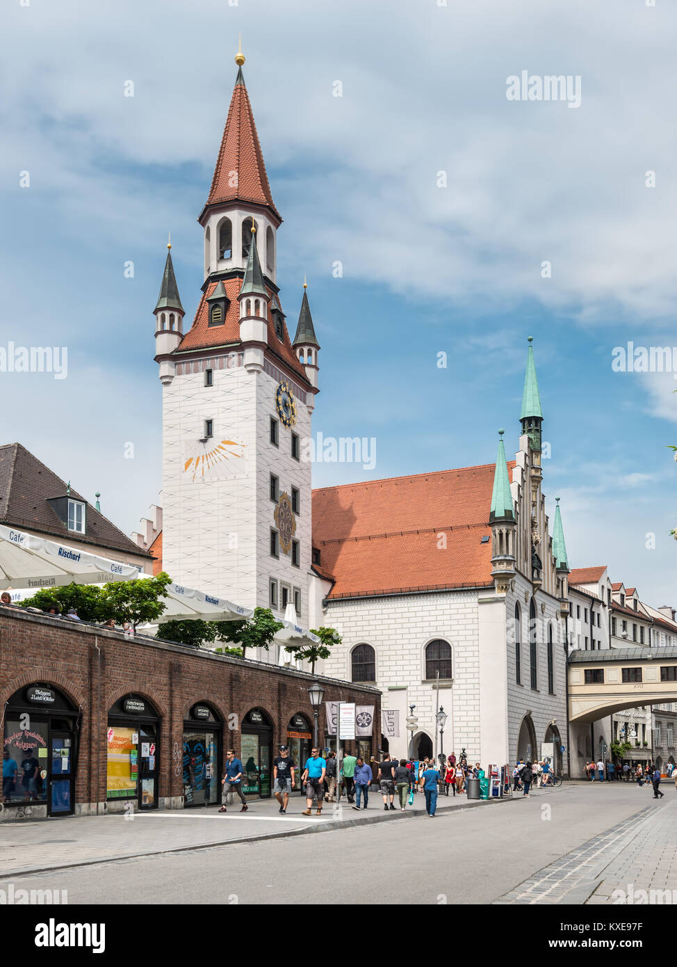 Monaco di Baviera, Germania - 29 Maggio 2016: locali e turisti a piedi nei pressi del municipio della città vecchia di Monaco di Baviera, Germania.(Altes Rathaus) di Monaco di Baviera, Germania Foto Stock
