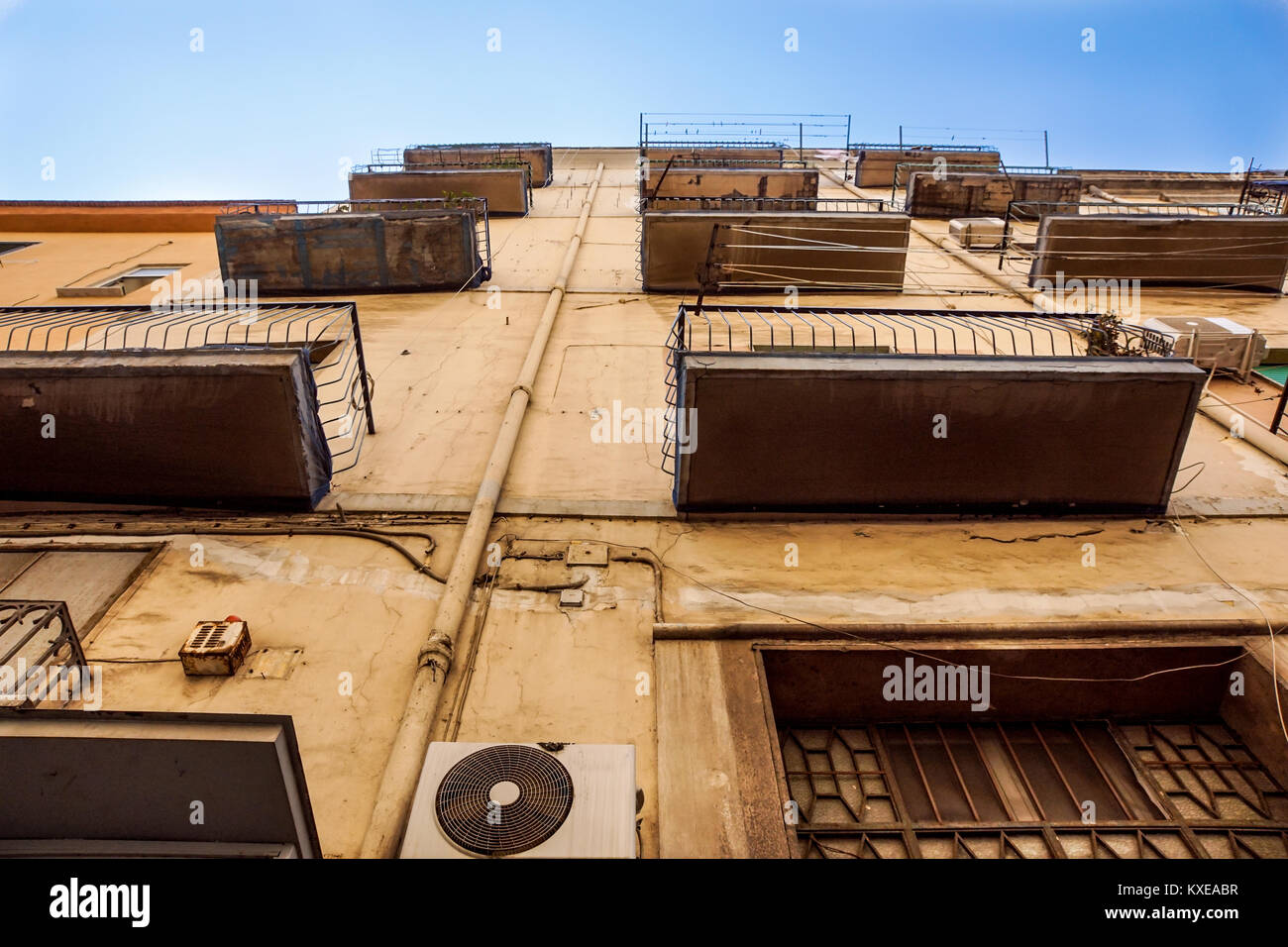 Edificio residenziale condominio con balcone grattacielo in città vecchia al tramonto Foto Stock