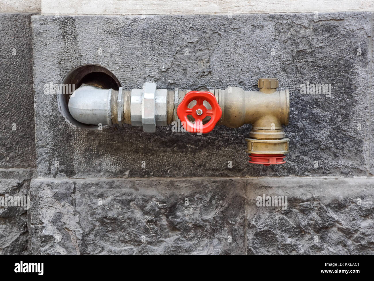 Idrante con tubi flessibili per acqua e fuoco spegnere apparecchiature sulla parete Foto Stock