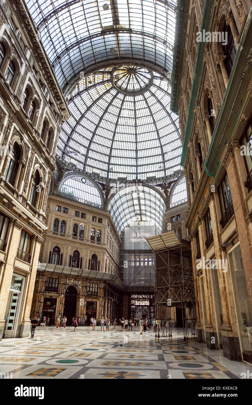 Napoli, Italia- Agosto 19, 2017: Shopping Galleria Umberto a Napoli, Italia. Napoli centro storico è il più grande in Europa ed è considerata dall'UNESCO come Sito del Patrimonio Mondiale. Foto Stock