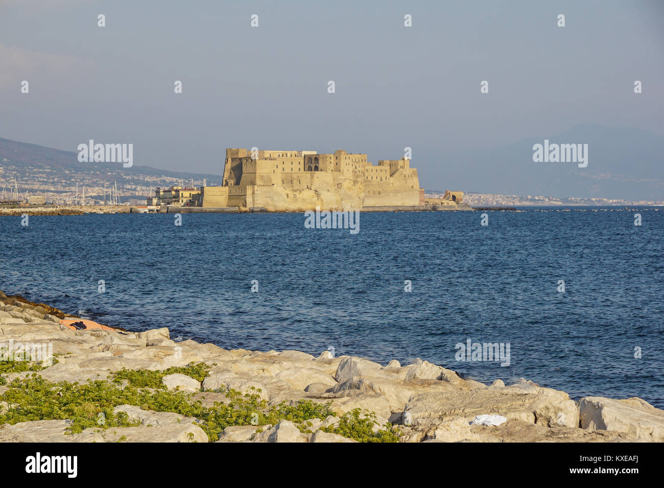 Castel dell'Ovo italiano per l'Uovo di fortezza nel porto di Napoli in Italia, con il golfo di Napoli Foto Stock