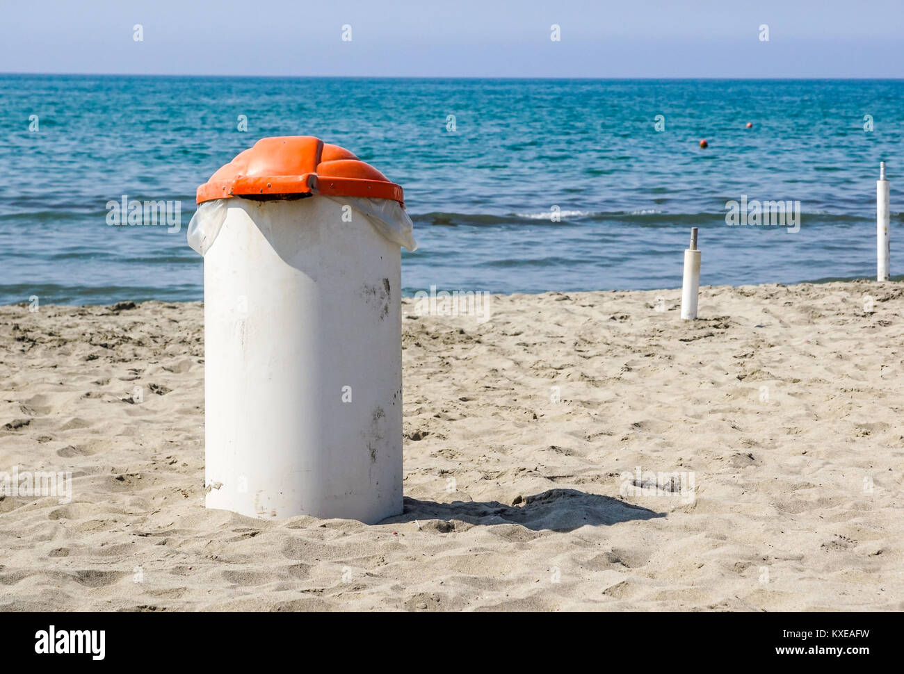 Nel cestino sulla spiaggia soleggiata giornata. Concetto foto di una spiaggia pulita Foto Stock