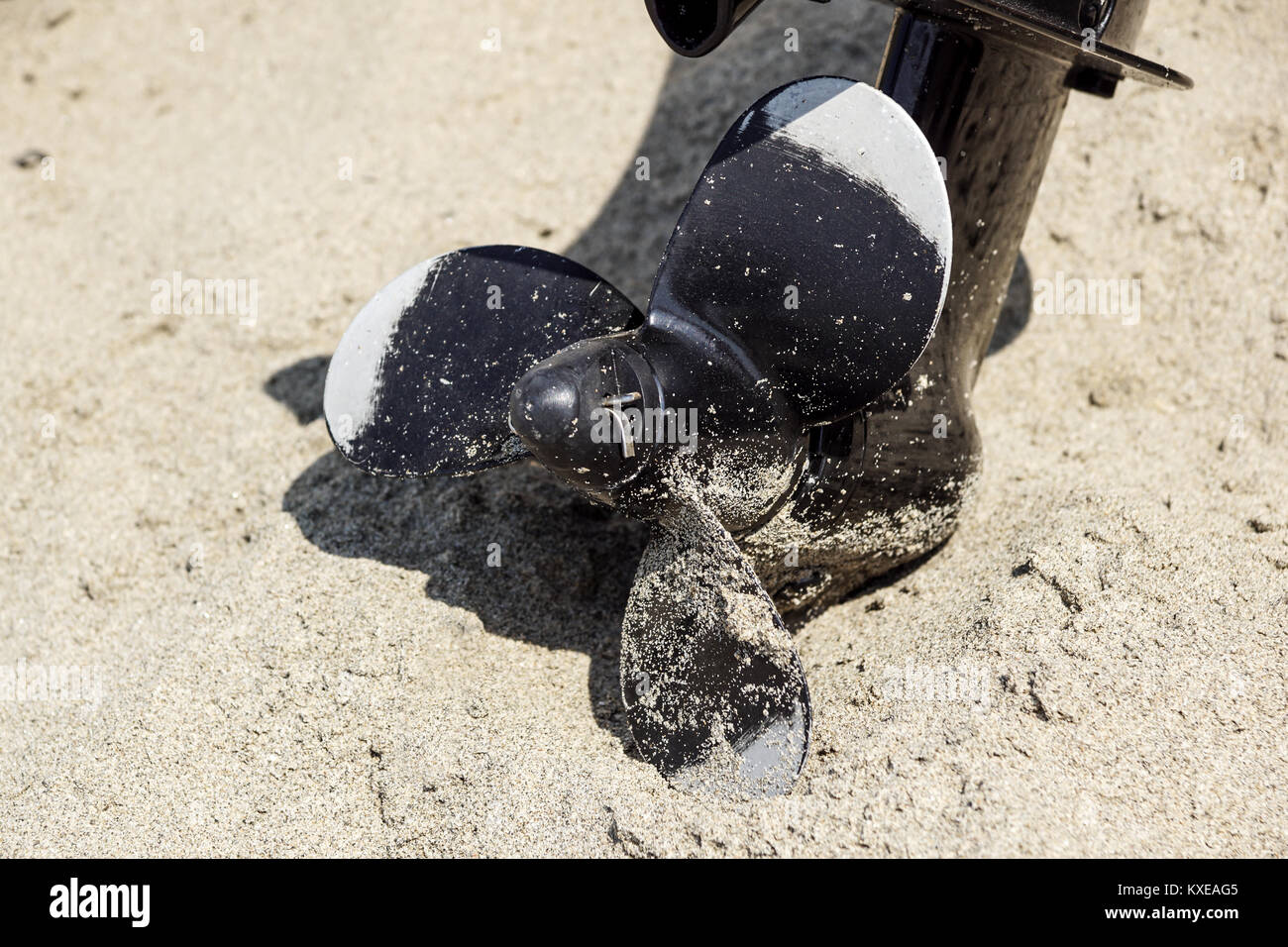 Lame barca da pesca eliche in spiaggia. elica sulla sabbia Foto Stock