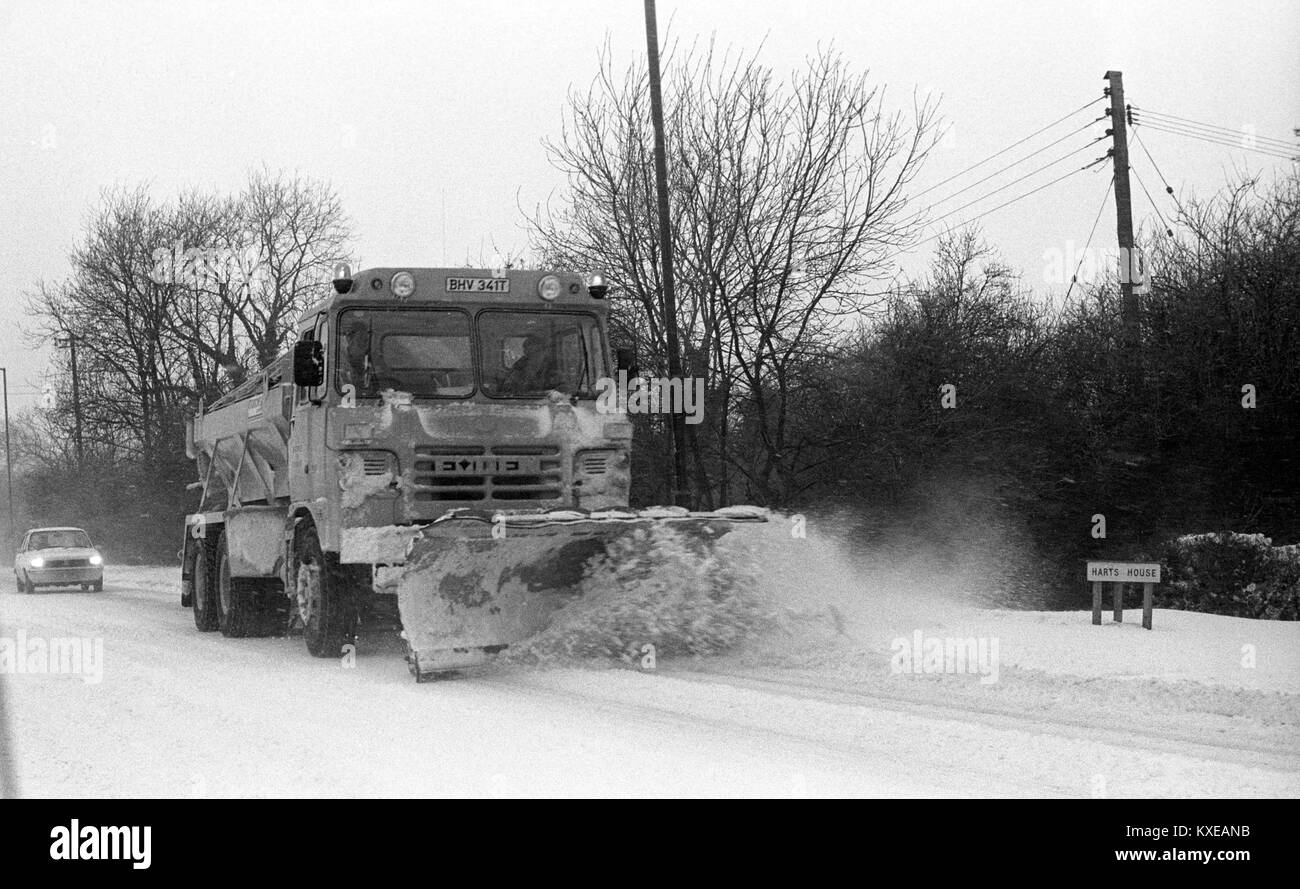 Un aratro di neve al lavoro sulla A38 road a Almondsbury, vicino a Bristol. Foto Stock