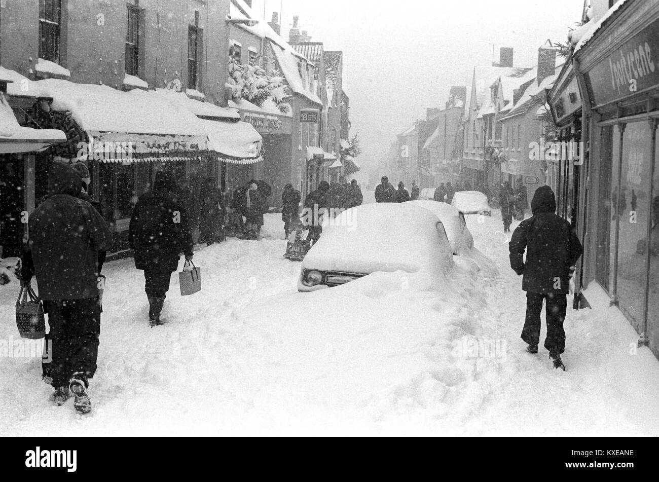 La gente lotta con la nevicata nel Wotton-Under-Edge, Gloucestershire, come la Gran Bretagna continua a tremare nel gelido presa dell'inverno. Foto Stock